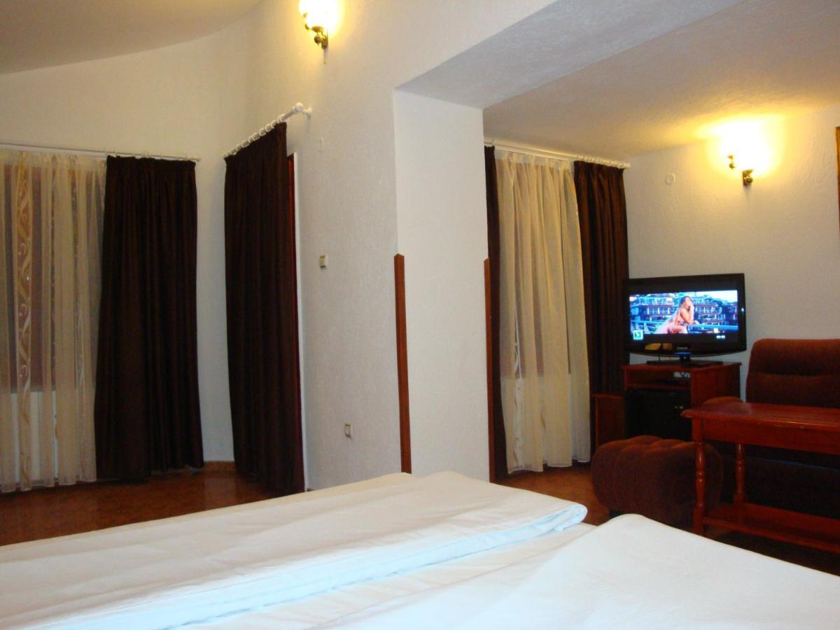 Family Hotel Diana Lyaskovo  エクステリア 写真