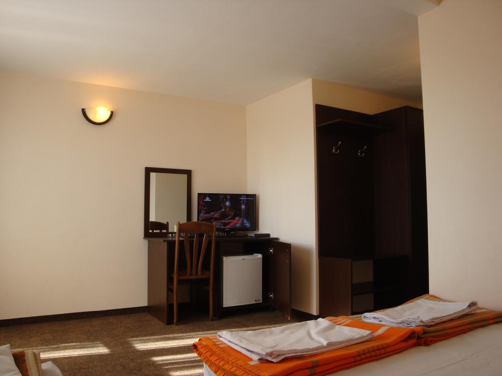 Family Hotel Diana Lyaskovo  エクステリア 写真