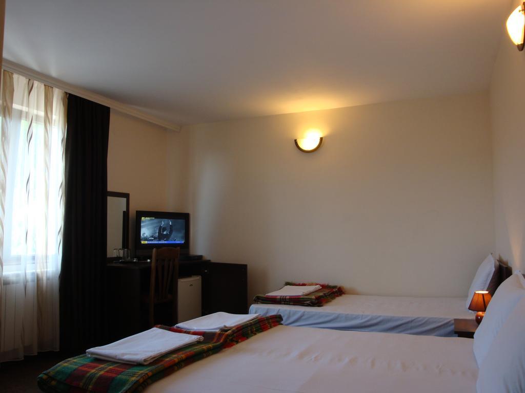 Family Hotel Diana Lyaskovo  エクステリア 写真
