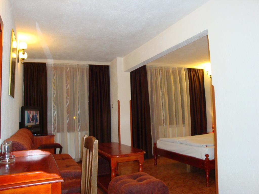 Family Hotel Diana Lyaskovo  エクステリア 写真