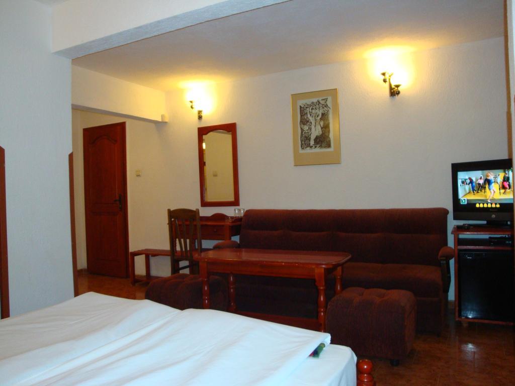 Family Hotel Diana Lyaskovo  エクステリア 写真